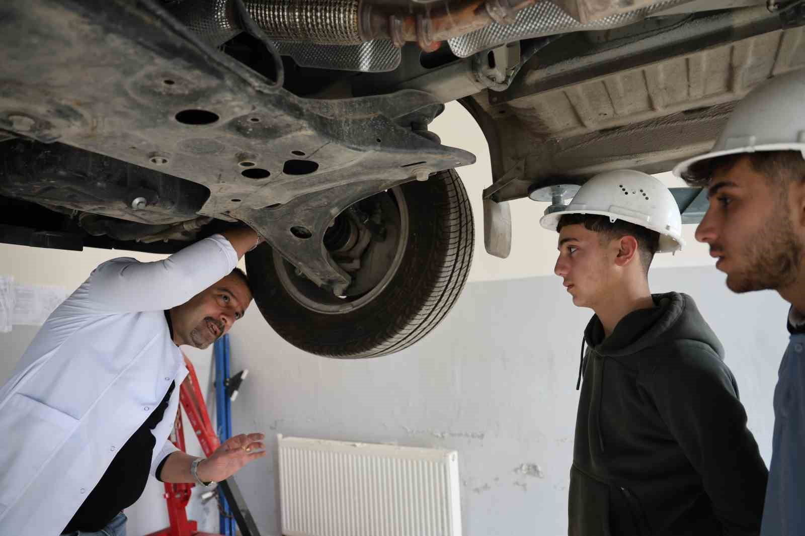 Diyarbakır’da kız ve erkek öğrenciler aldıkları eğitimlerle otomotiv sektörüne giriyor
