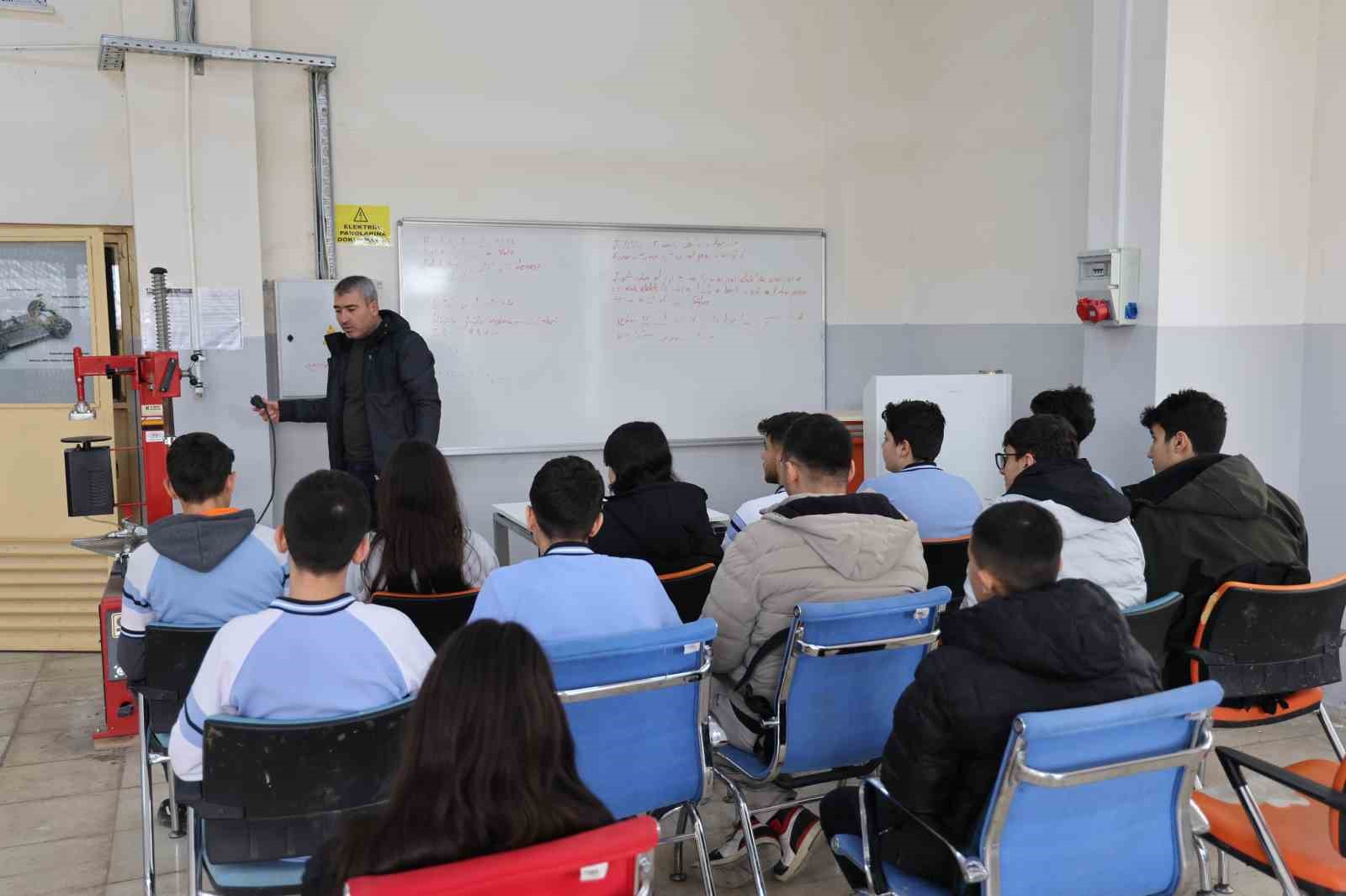 Diyarbakır’da kız ve erkek öğrenciler aldıkları eğitimlerle otomotiv sektörüne giriyor
