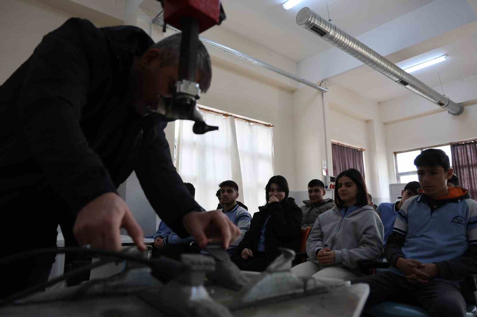 Diyarbakır’da kız ve erkek öğrenciler aldıkları eğitimlerle otomotiv sektörüne giriyor

