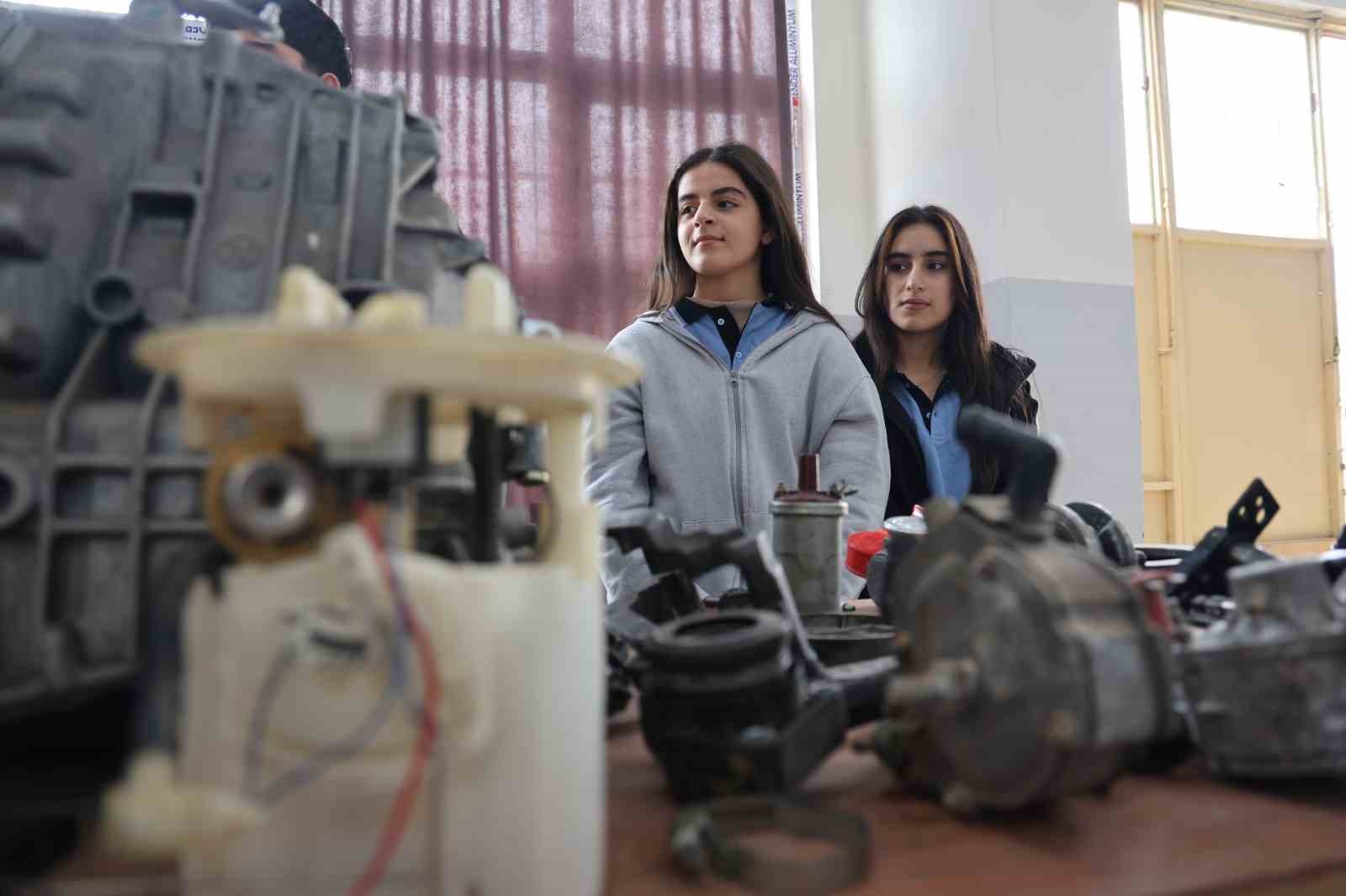 Diyarbakır’da kız ve erkek öğrenciler aldıkları eğitimlerle otomotiv sektörüne giriyor

