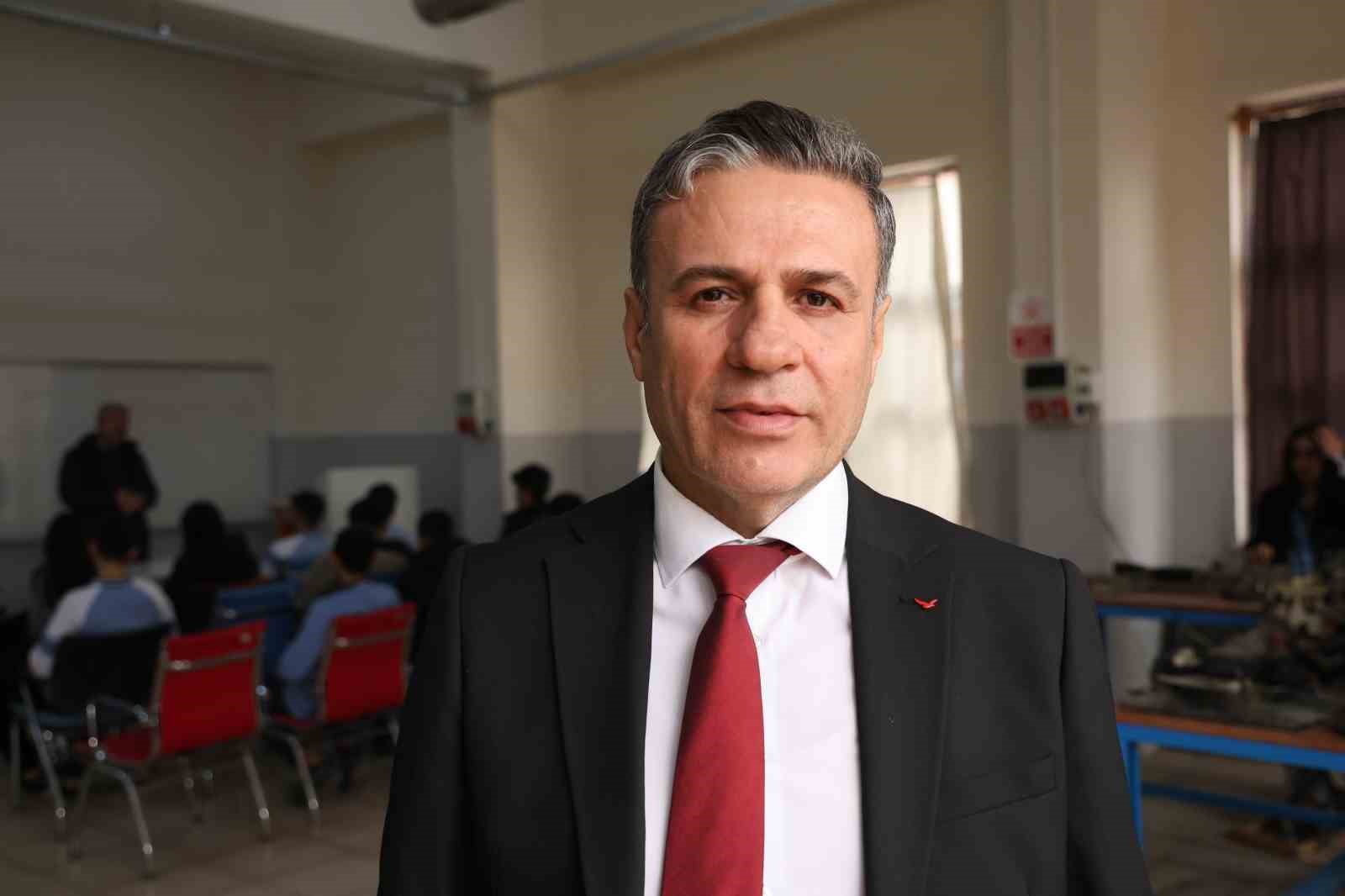 Diyarbakır’da kız ve erkek öğrenciler aldıkları eğitimlerle otomotiv sektörüne giriyor
