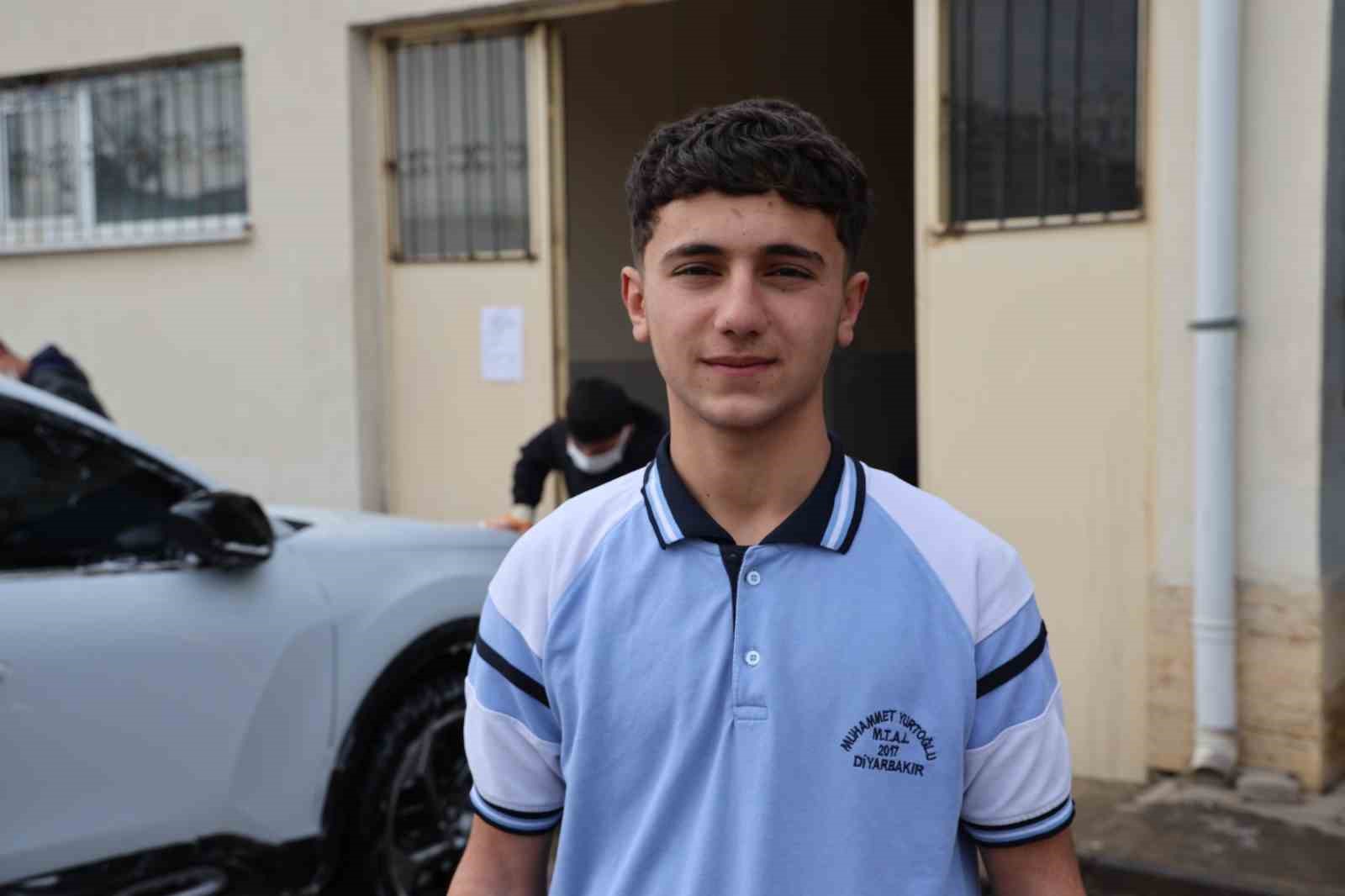 Diyarbakır’da kız ve erkek öğrenciler aldıkları eğitimlerle otomotiv sektörüne giriyor
