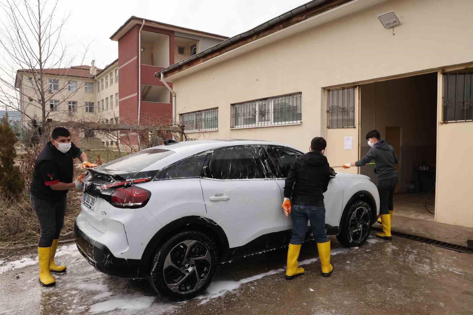 Diyarbakır’da kız ve erkek öğrenciler aldıkları eğitimlerle otomotiv sektörüne giriyor
