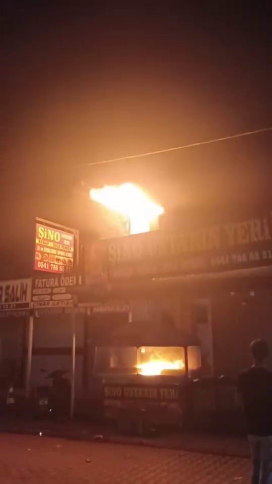 Diyarbakır’da lokanta alevlere teslim oldu
