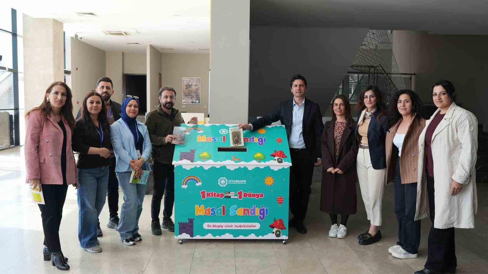 Diyarbakır’da masal sandığı kuruldu: Kitaplar çocuklar için toplanıyor
