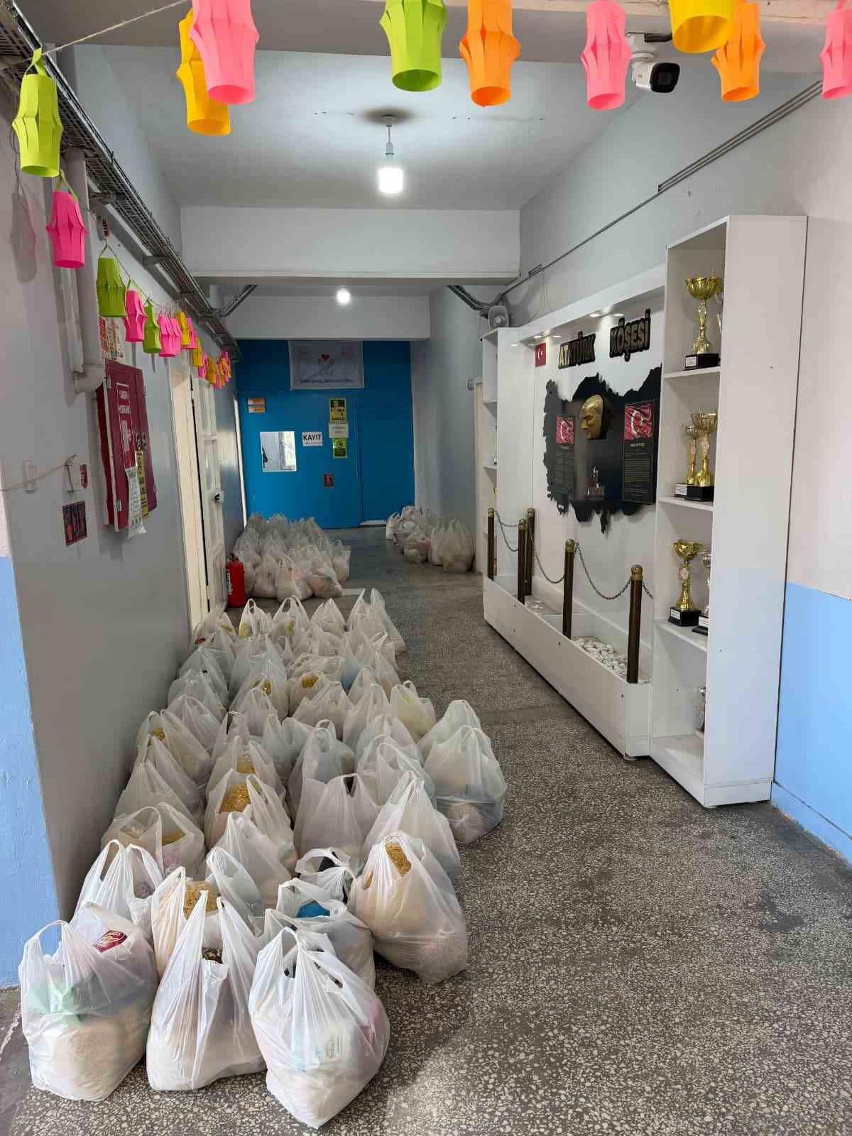 Diyarbakır’da minik öğrencilerden "Bir Avuç İyilik" Projesi
