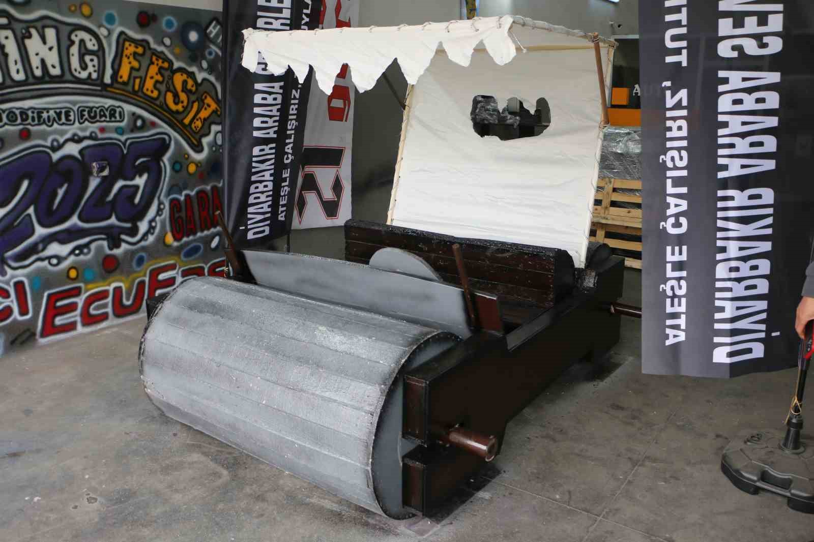 Diyarbakır’da modifiye tutkunlarının "Taş Devri" aracına yoğun ilgi
Diyarbakır’da modifiye tutkunlarının "Taş Devri" aracına yoğun ilgi