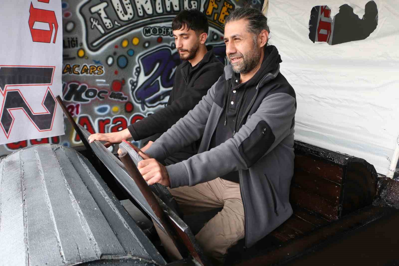 Diyarbakır’da modifiye tutkunlarının "Taş Devri" aracına yoğun ilgi
Diyarbakır’da modifiye tutkunlarının "Taş Devri" aracına yoğun ilgi