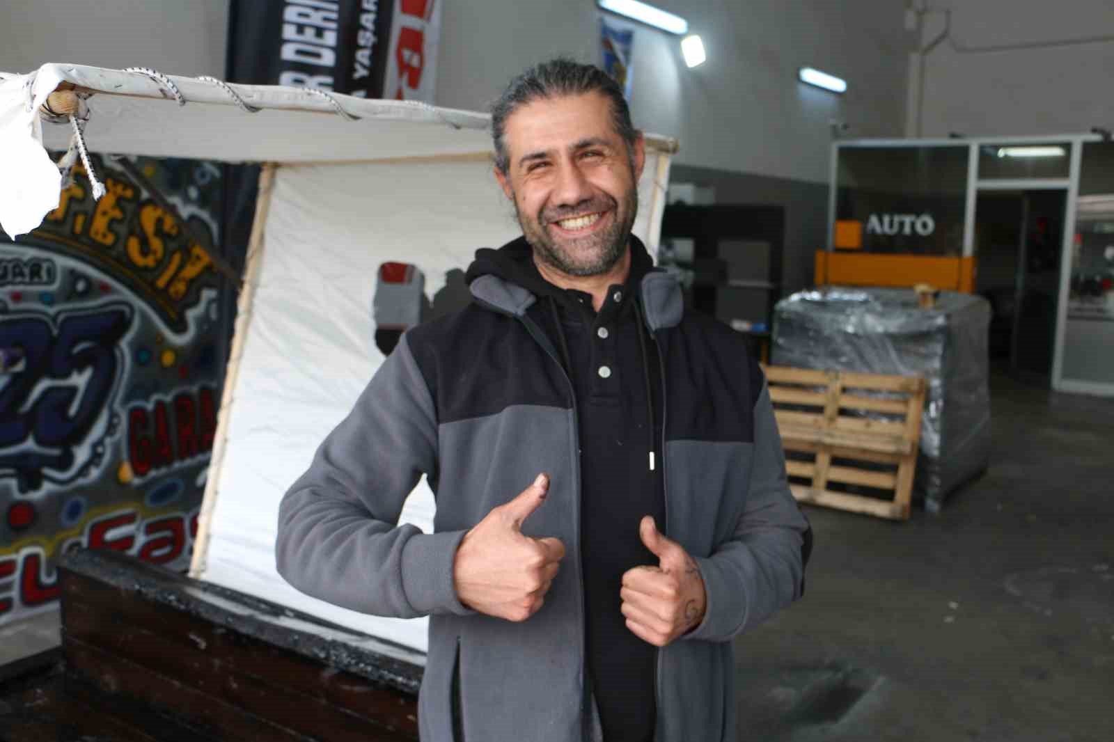 Diyarbakır’da modifiye tutkunlarının "Taş Devri" aracına yoğun ilgi
Diyarbakır’da modifiye tutkunlarının "Taş Devri" aracına yoğun ilgi