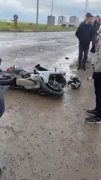 Diyarbakır’da motosiklet ile hafif ticari araç çarpıştı: 1 yaralı
