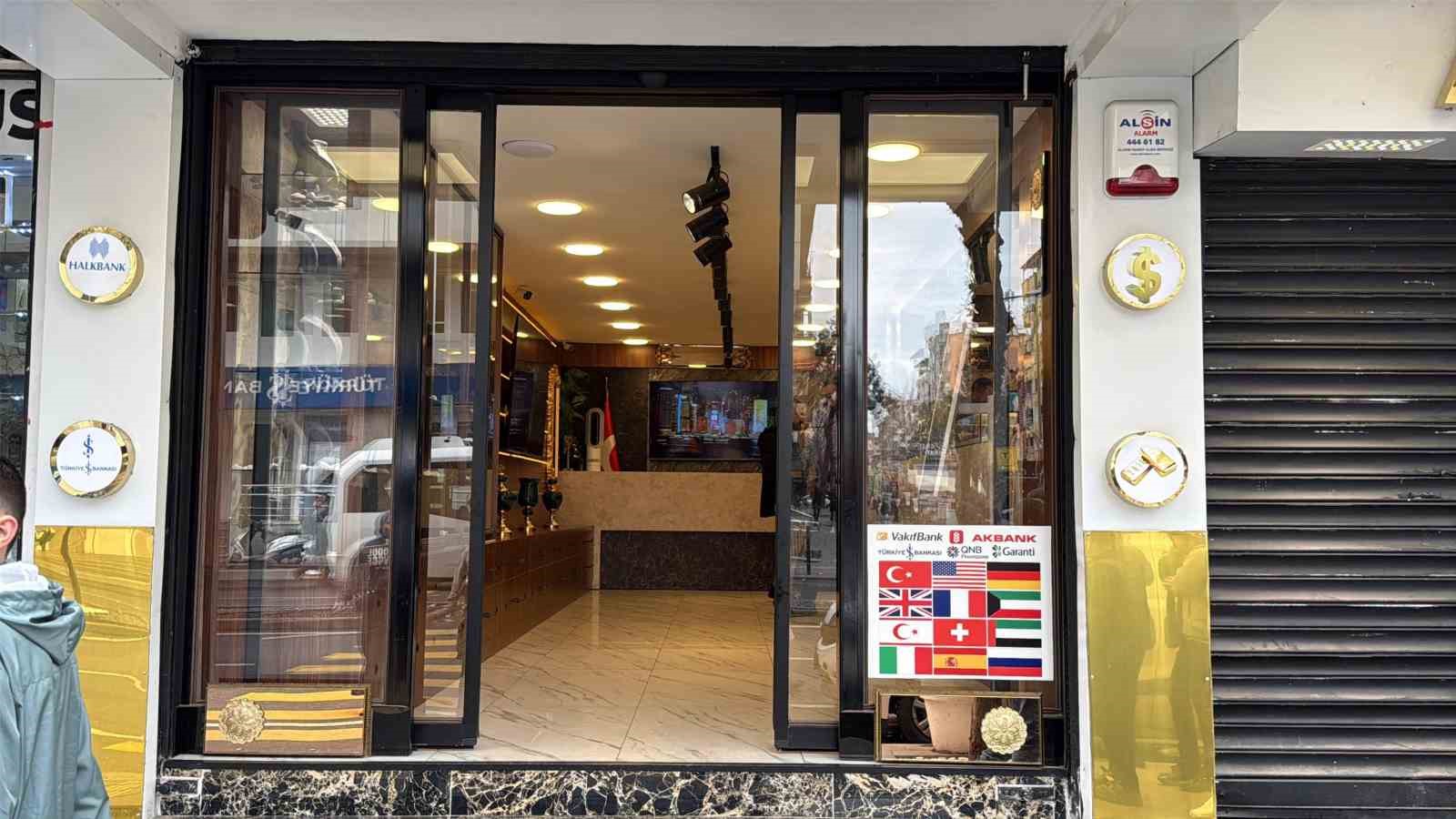 Diyarbakır’da motosikletli şahıslar kuyumcu dükkanını kurşunladı
