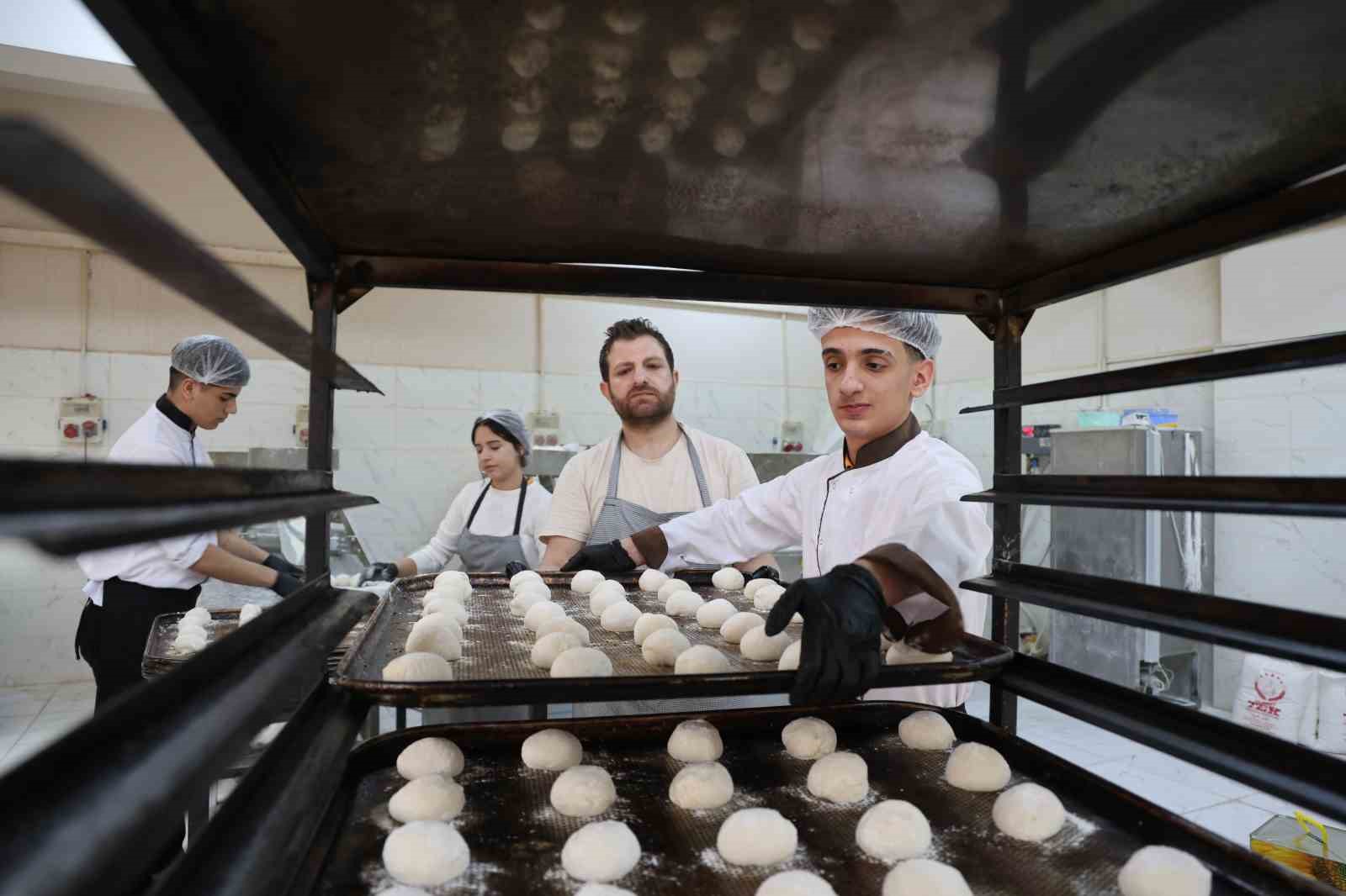 Diyarbakır’da öğrenci ve öğretmenlerin çıkardığı pideler ihtiyaç sahiplerine ulaştırılıyor
