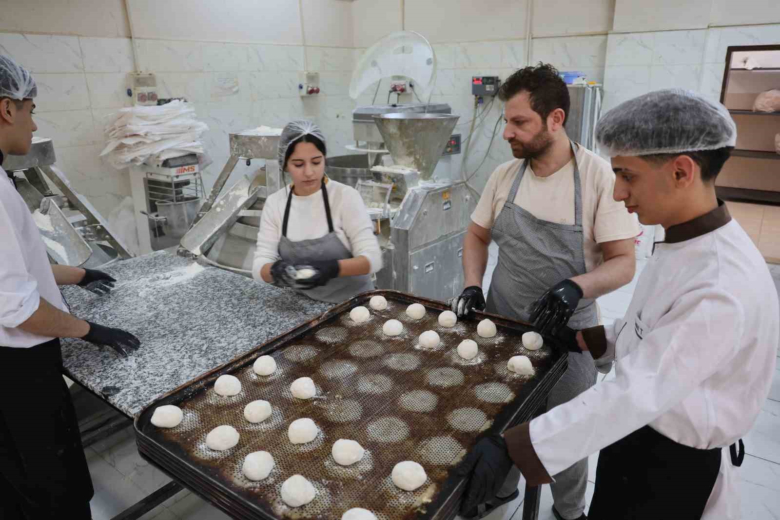 Diyarbakır’da öğrenci ve öğretmenlerin çıkardığı pideler ihtiyaç sahiplerine ulaştırılıyor
