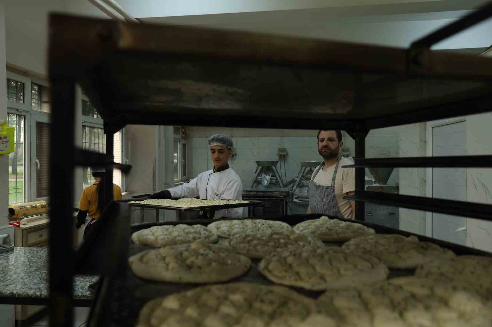 Diyarbakır’da öğrenci ve öğretmenlerin çıkardığı pideler ihtiyaç sahiplerine ulaştırılıyor
