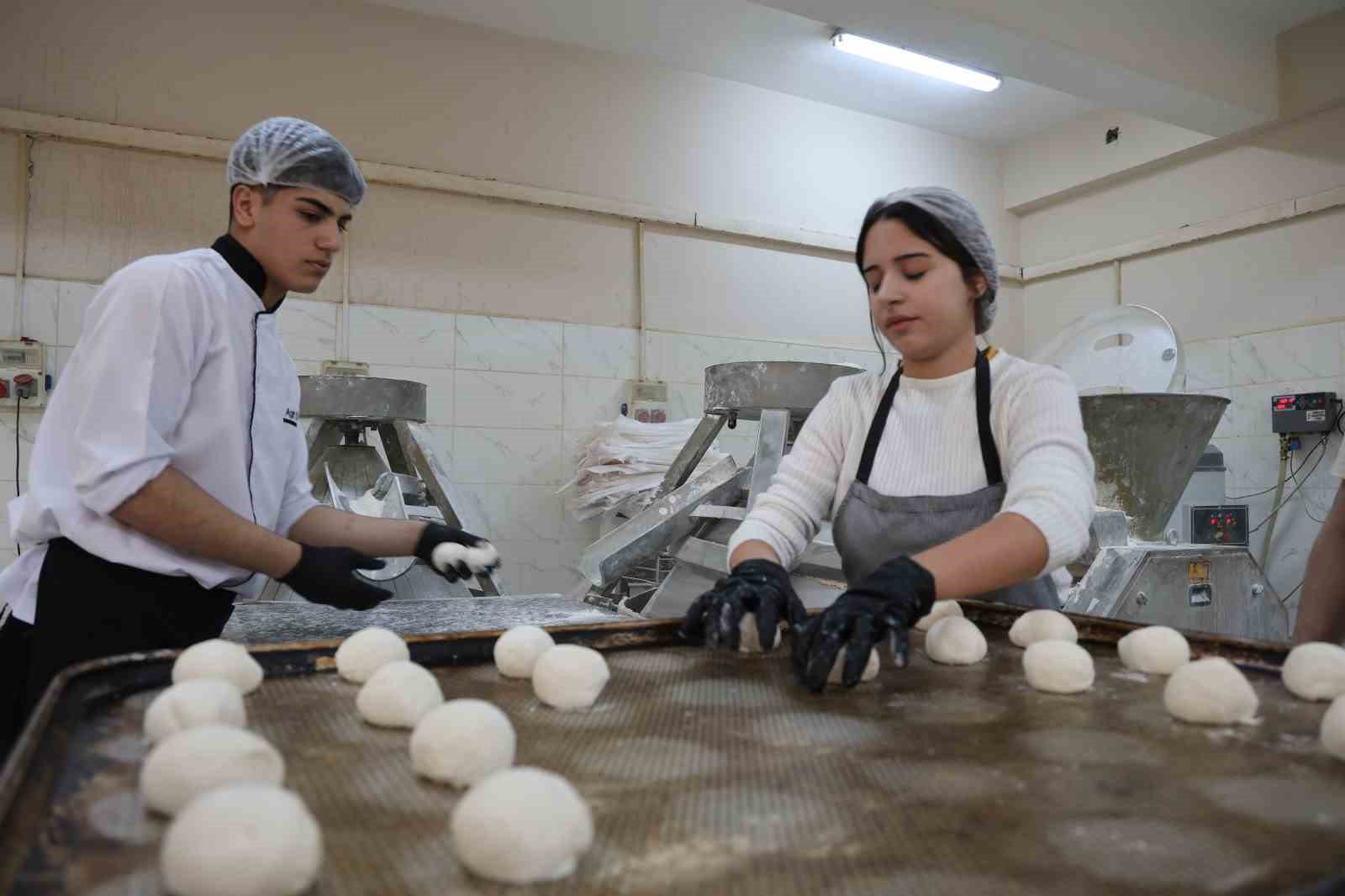 Diyarbakır’da öğrenci ve öğretmenlerin çıkardığı pideler ihtiyaç sahiplerine ulaştırılıyor
