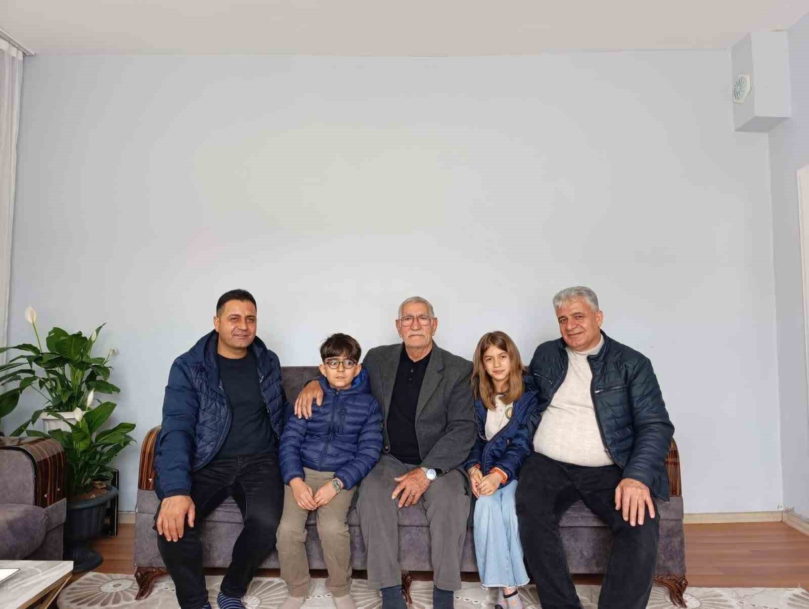 Diyarbakır’da öğrenciler, emekli öğretmenleri unutmadı
