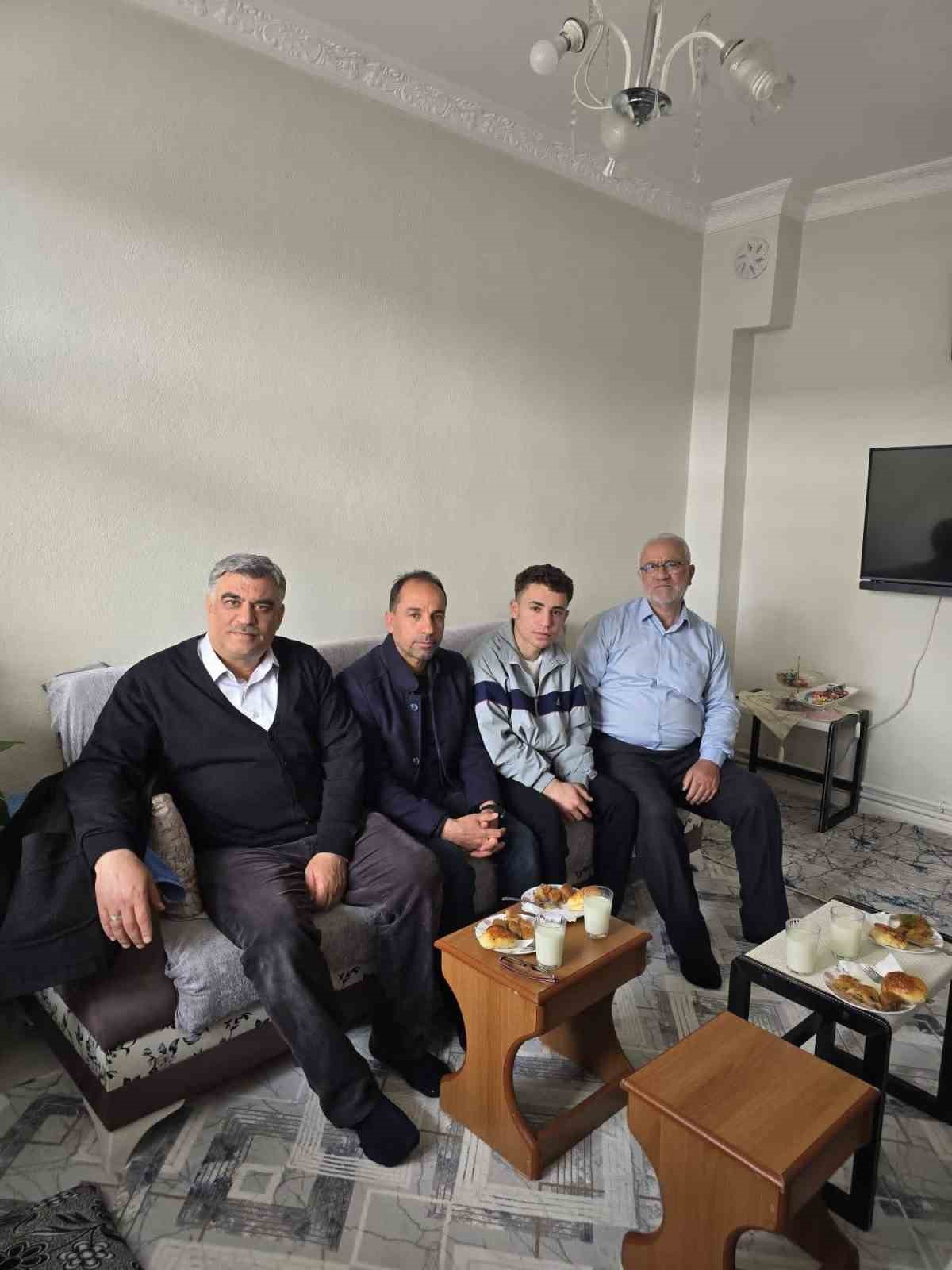 Diyarbakır’da öğrenciler, emekli öğretmenleri unutmadı
