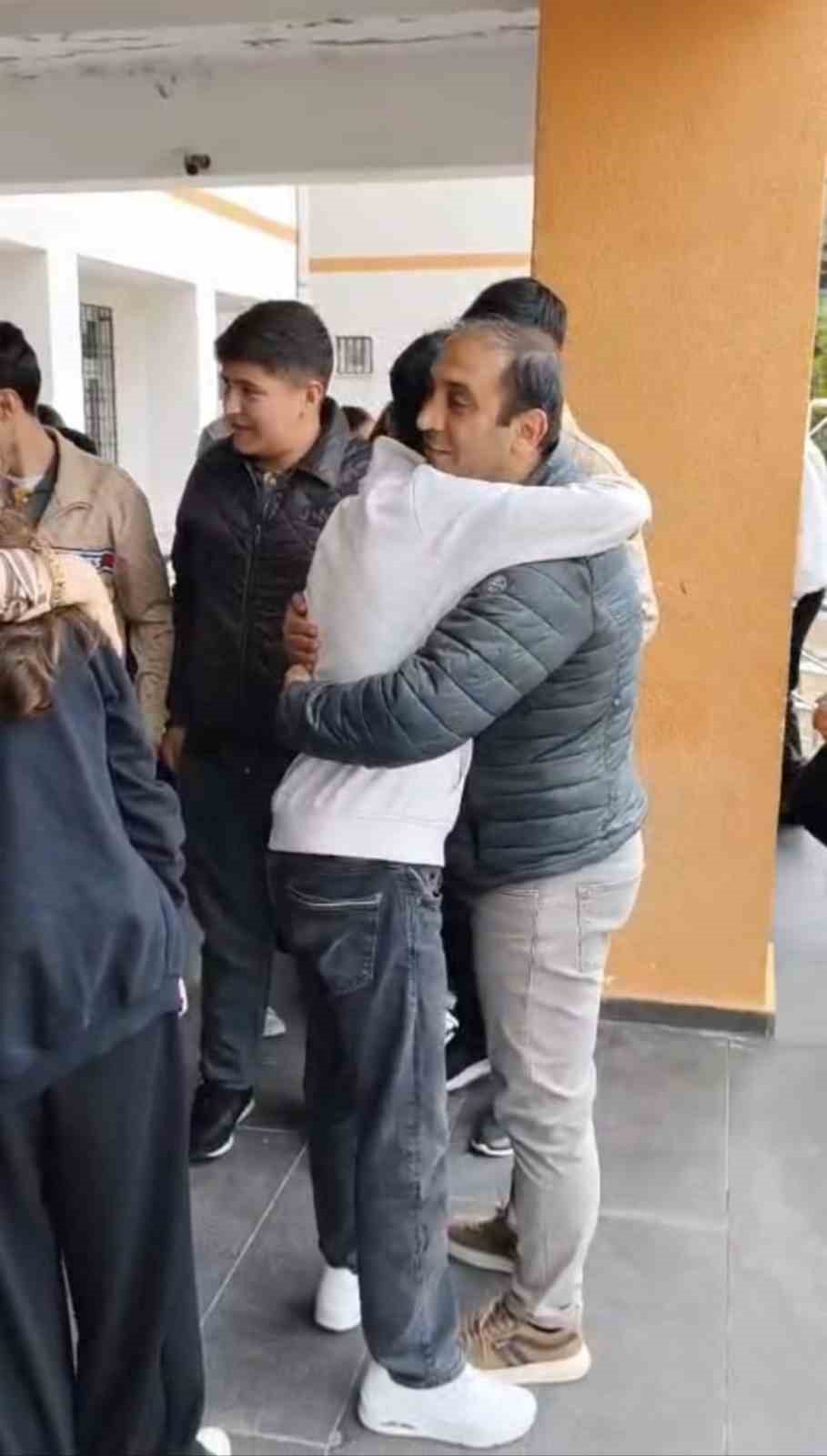 Diyarbakır’da öğrenciler, öğretmenlerini çiçeklerle karşılayıp sarıldı
