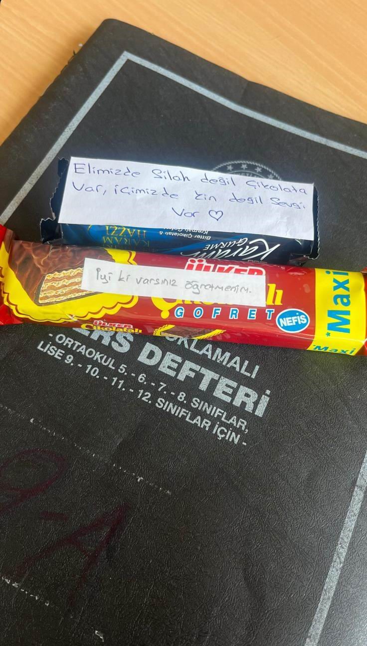 Diyarbakır’da öğrencilerden Türkiye’yi duygulandıran jest: "Elimizde silah değil çikolata var, içimizde kin değil sevgi var"
