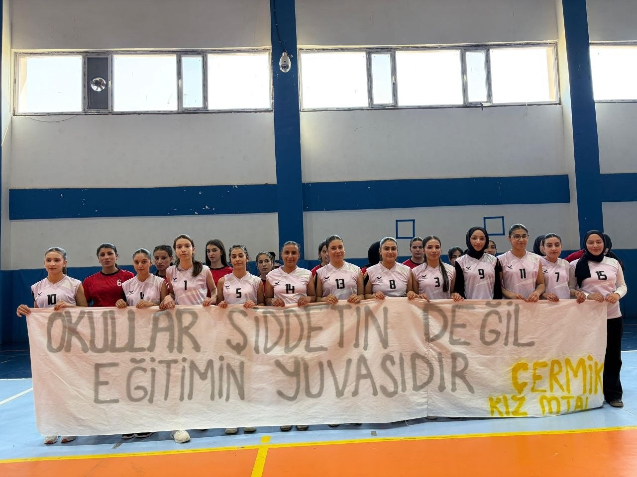 Diyarbakır’da öğrencilerin açtığı pankart duygulandırdı
