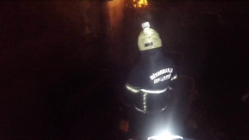 Diyarbakır’da oto tamircideki yangın kask kamerasına yansıdı
