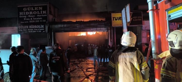 Diyarbakır’da oto tamircideki yangın kask kamerasına yansıdı
