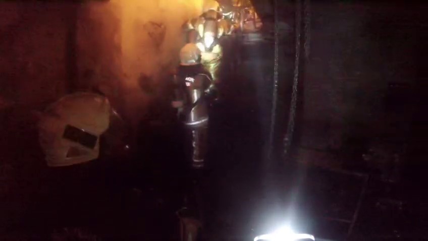 Diyarbakır’da oto tamircideki yangın kask kamerasına yansıdı
