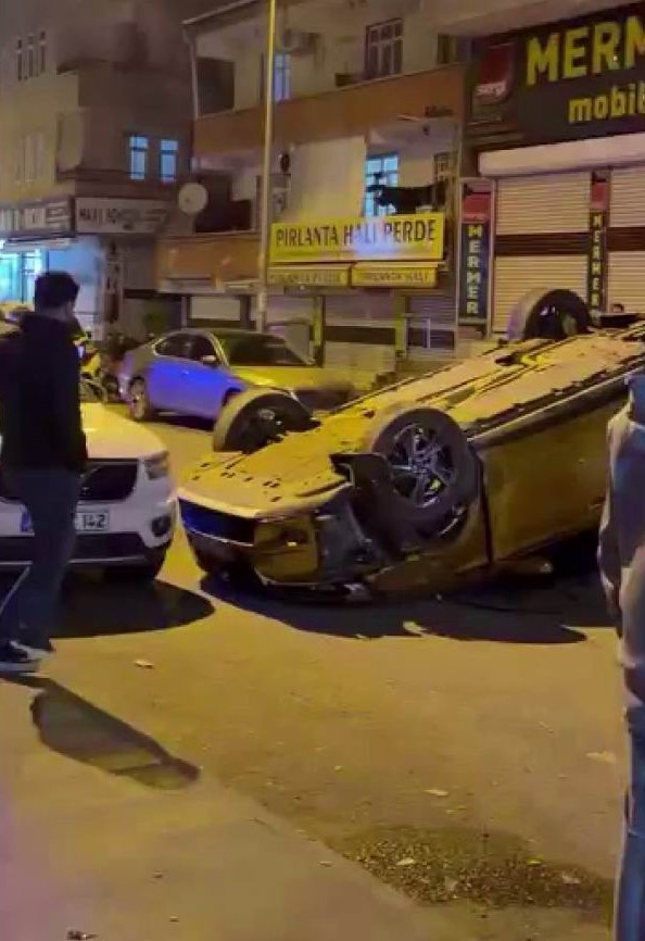 Diyarbakır’da otomobil takla attı: 3 yaralı
