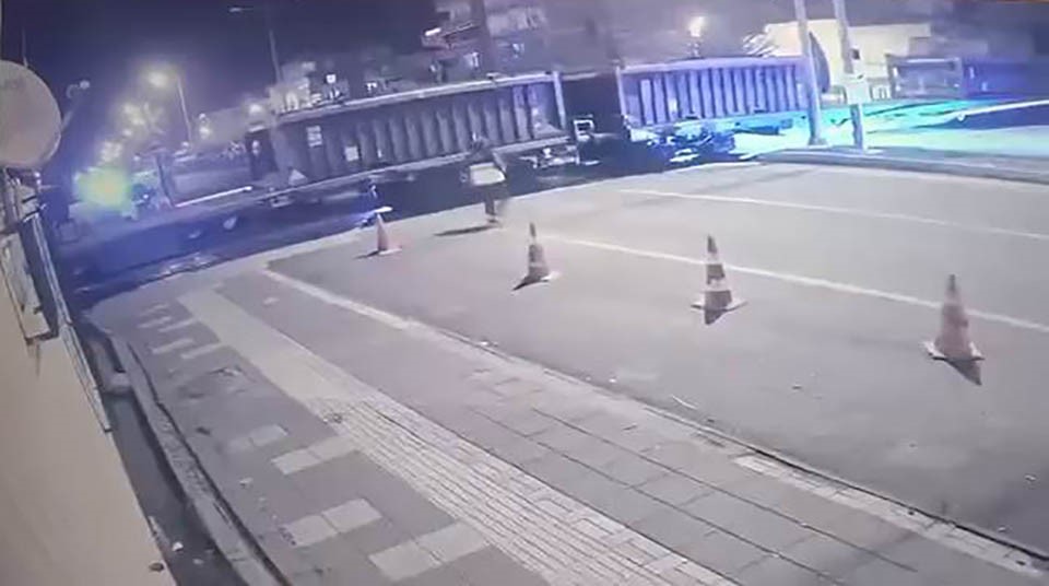 Diyarbakır’da otomobil tren ile çarpıştı: Feci kaza kamerada
