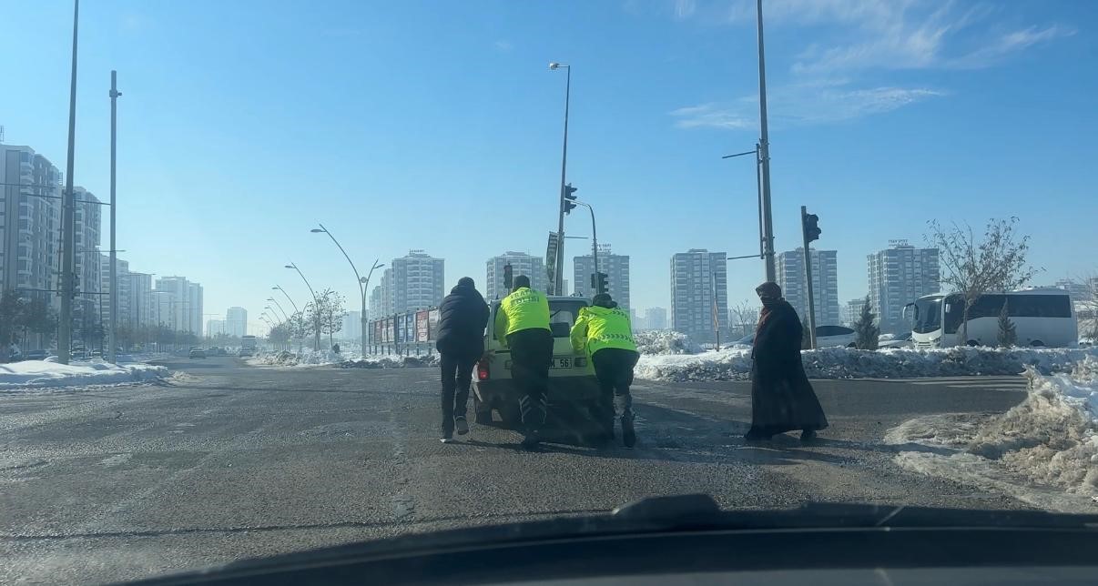 Diyarbakır’da otomobili çalışmayan sürücünün yardımına polis koştu
