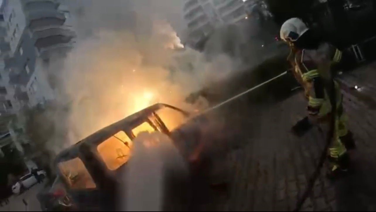 Diyarbakır’da park halindeki araçta çıkan yangın kamerada
