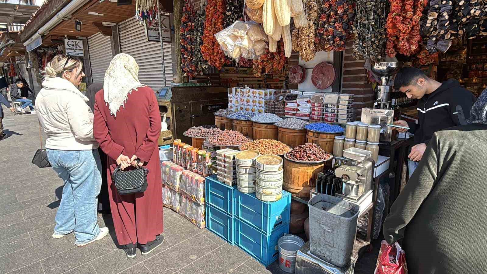 Diyarbakır’da Ramazan ayında ’hurma’ tezgahlarına yoğun ilgi
Diyarbakır’da Ramazan ayında ’hurma’ tezgahlarına yoğun ilgi