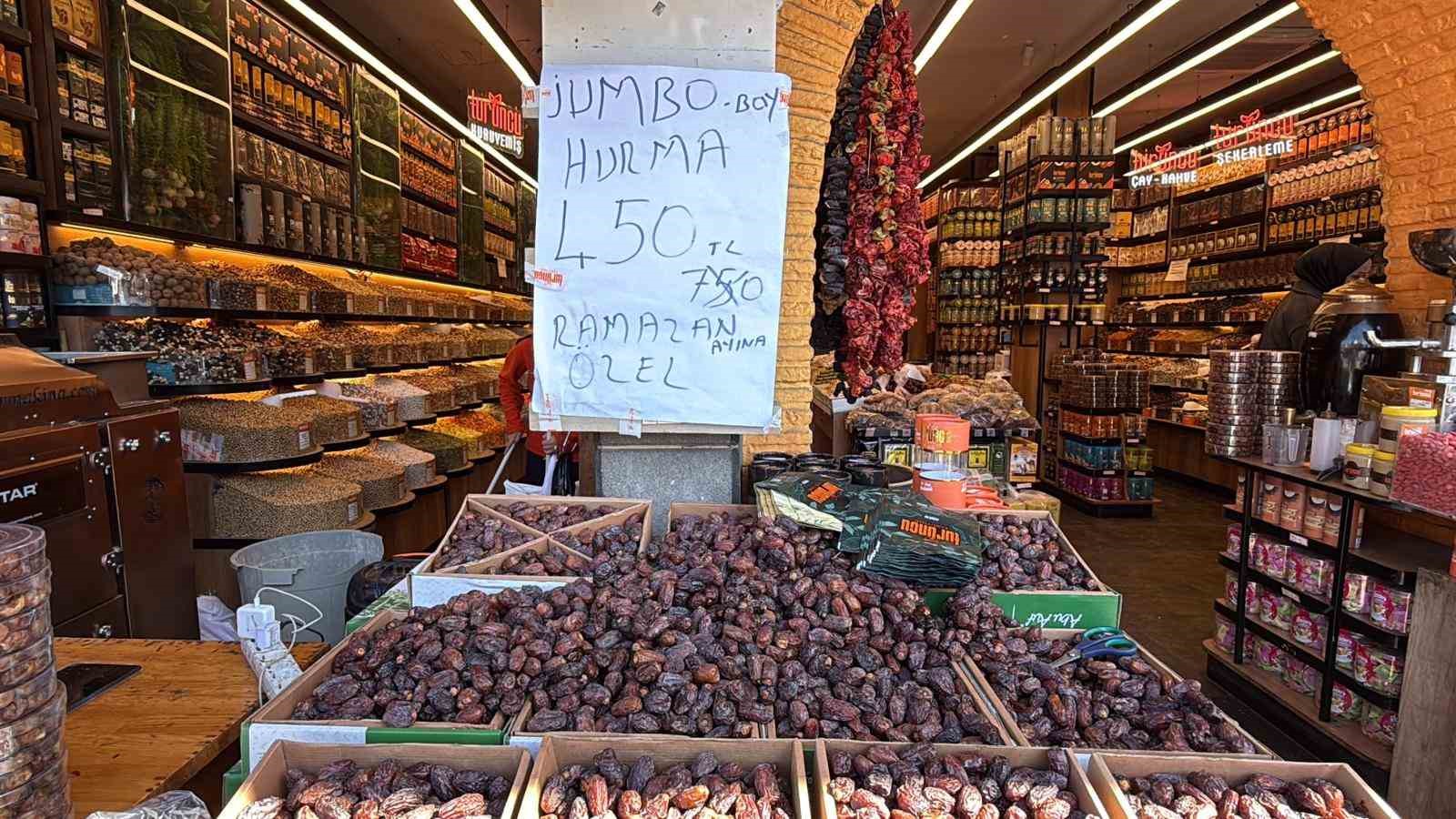 Diyarbakır’da Ramazan ayında ’hurma’ tezgahlarına yoğun ilgi
Diyarbakır’da Ramazan ayında ’hurma’ tezgahlarına yoğun ilgi