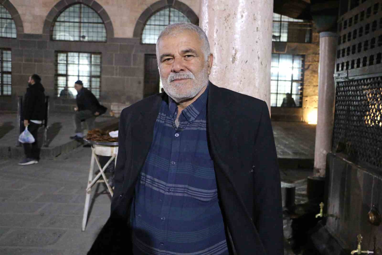 Diyarbakır’da Ramazan ayının ilk teravih namazı kılındı
