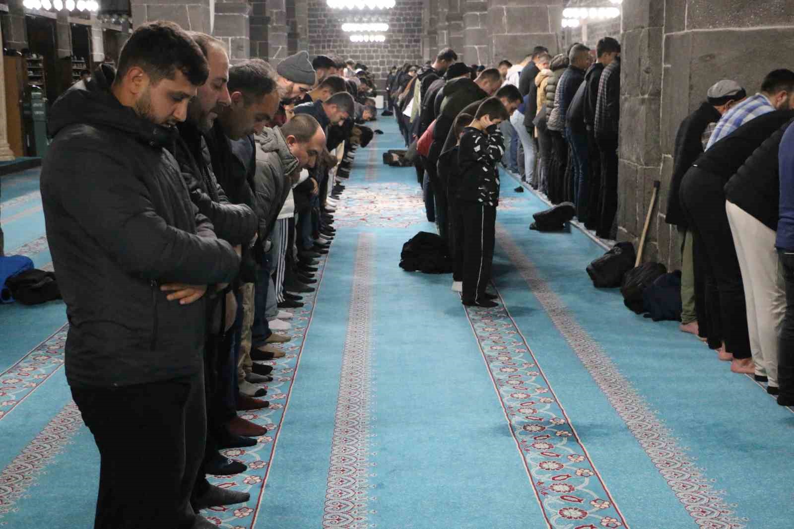 Diyarbakır’da Ramazan ayının ilk teravih namazı kılındı
