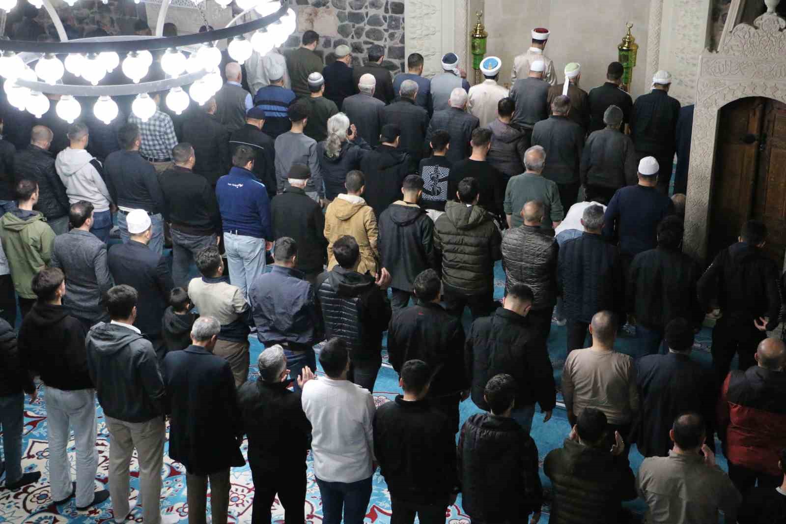 Diyarbakır’da Ramazan ayının ilk teravih namazı kılındı
