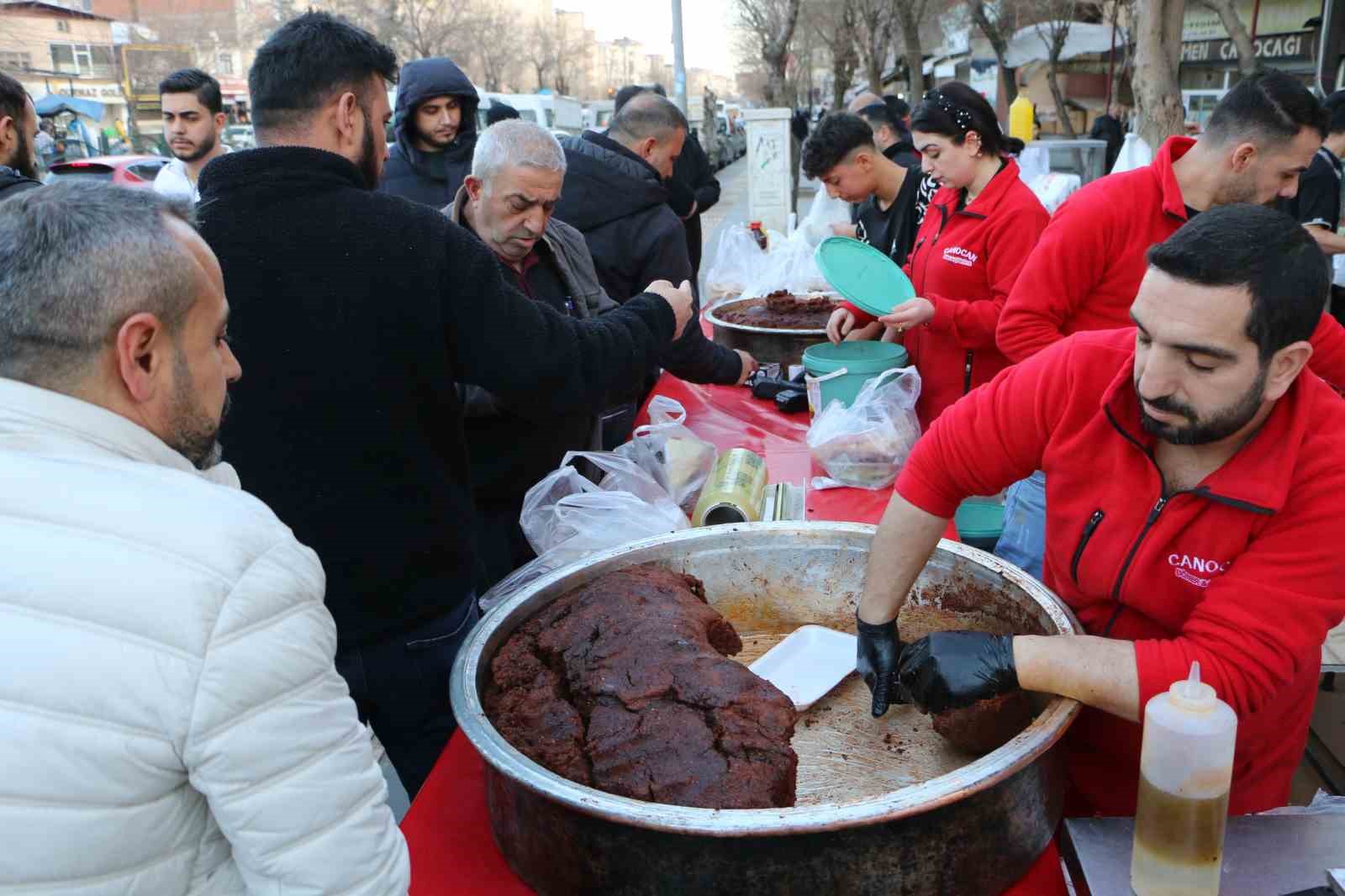 Diyarbakır’da Ramazan klasiği: Çiğköfteye yoğun ilgi
