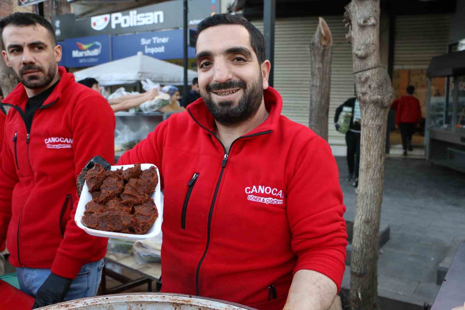 Diyarbakır’da Ramazan klasiği: Çiğköfteye yoğun ilgi
