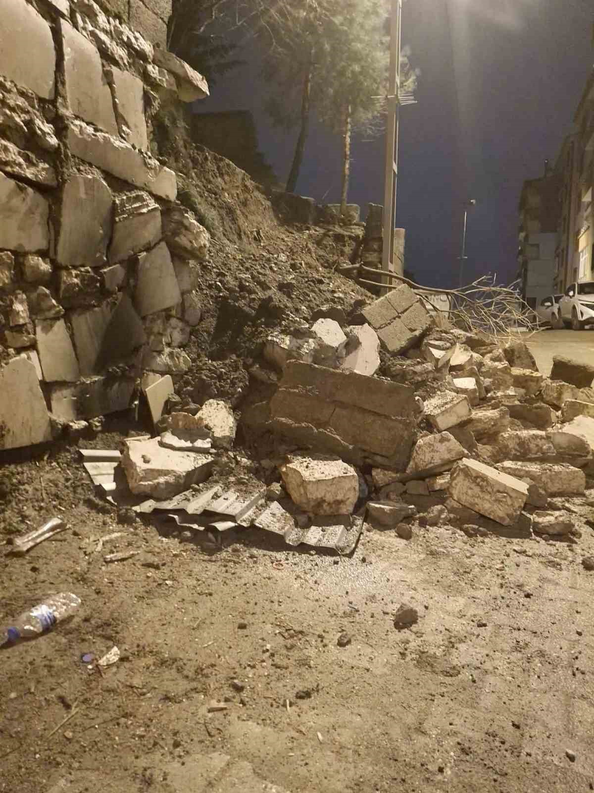 Diyarbakır’da sağanak nedeni ile istinat duvarı çöktü
