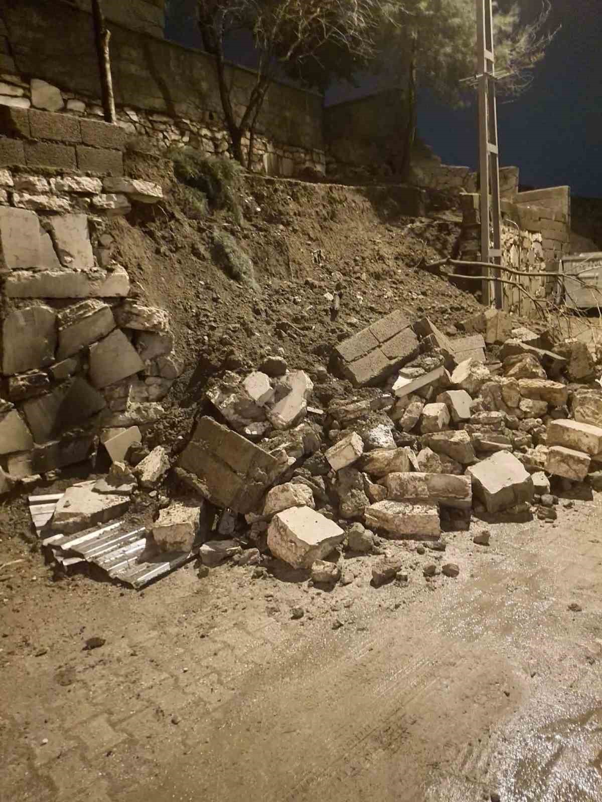 Diyarbakır’da sağanak nedeni ile istinat duvarı çöktü
