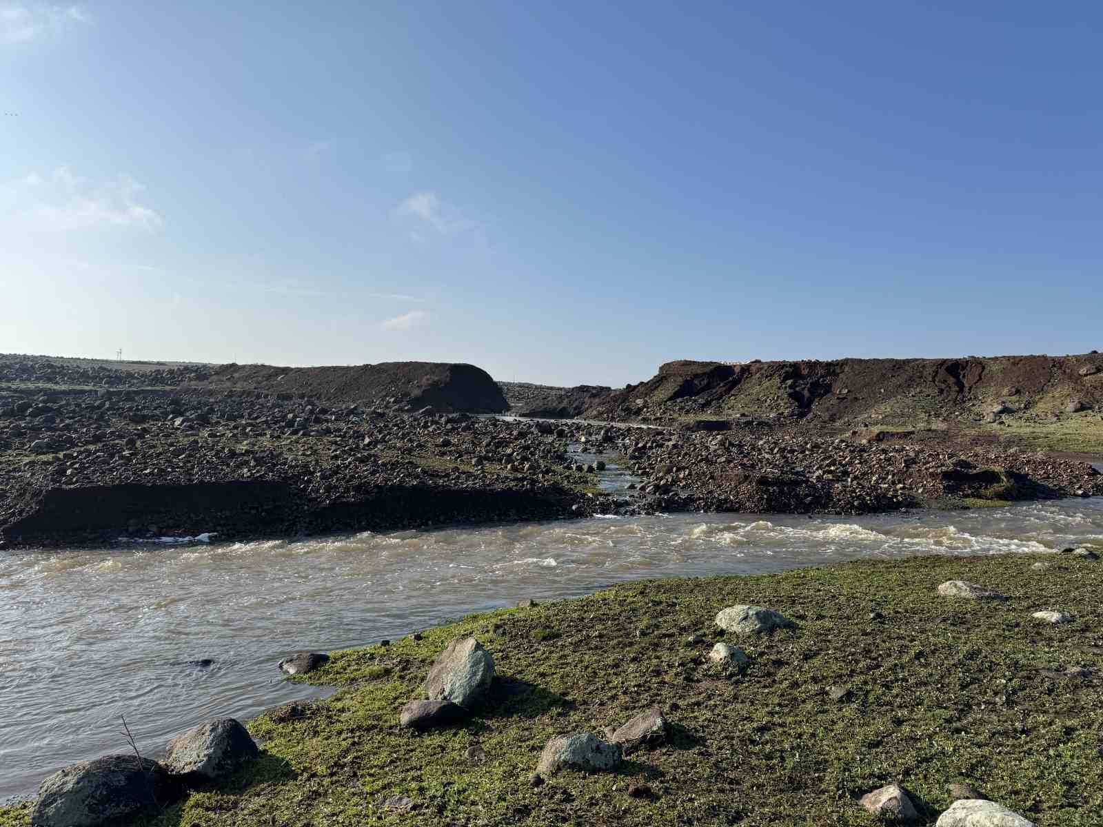 Diyarbakır’da sağanak nedeniyle sulama göleti patladı: Ekili alanlar su altında kaldı

