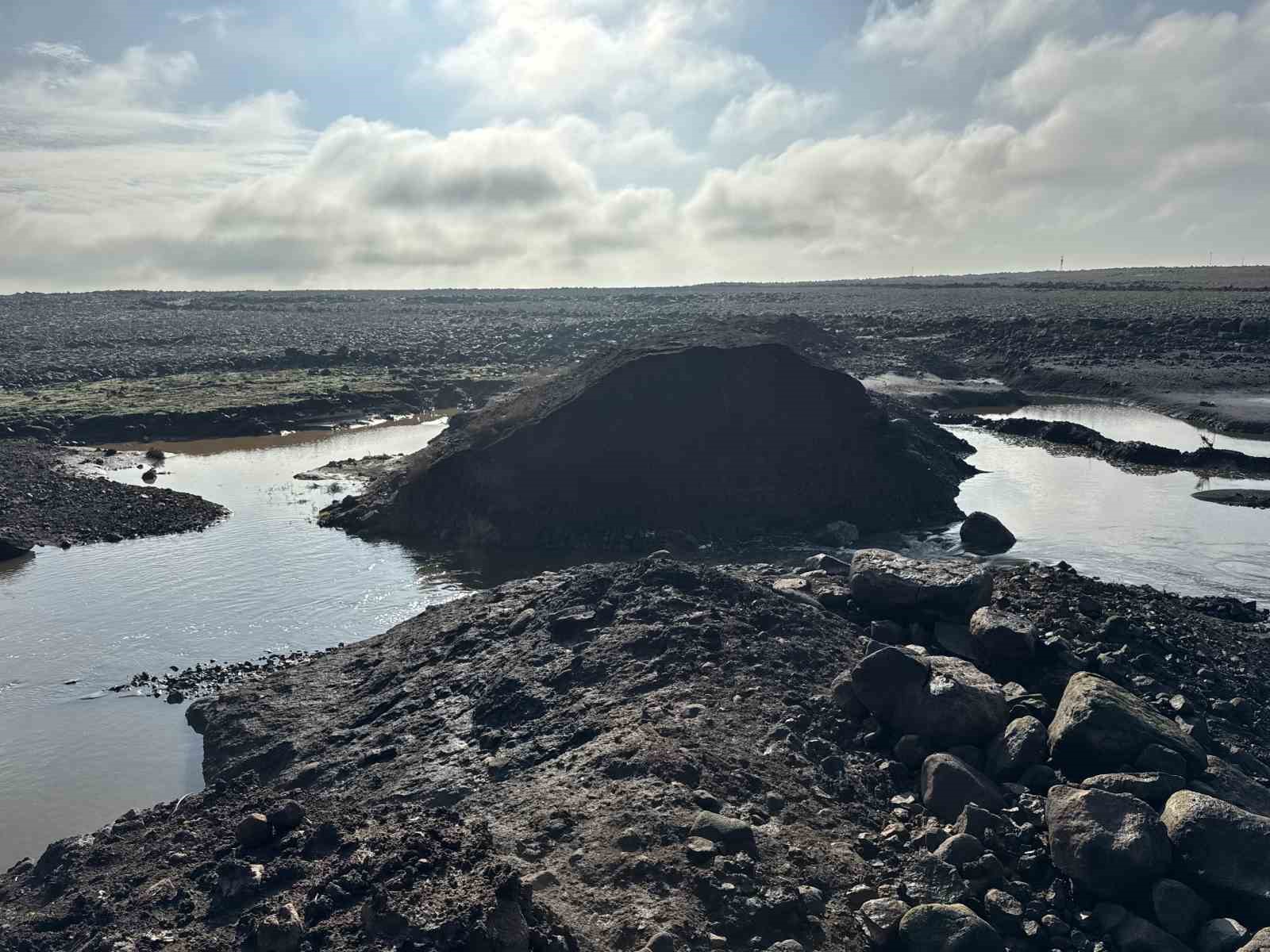 Diyarbakır’da sağanak nedeniyle sulama göleti patladı: Ekili alanlar su altında kaldı
