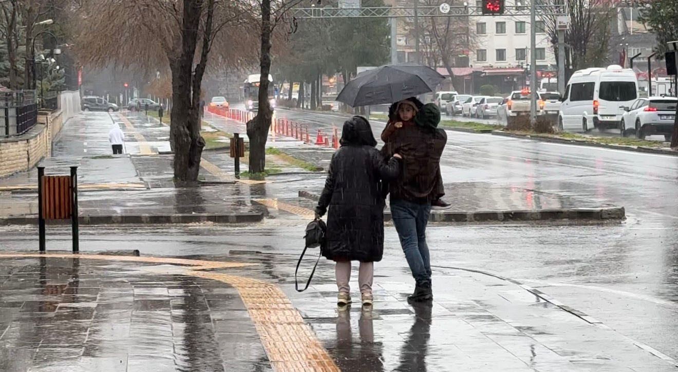 Diyarbakır’da sağanak yağış hayatı olumsuz etkiledi
