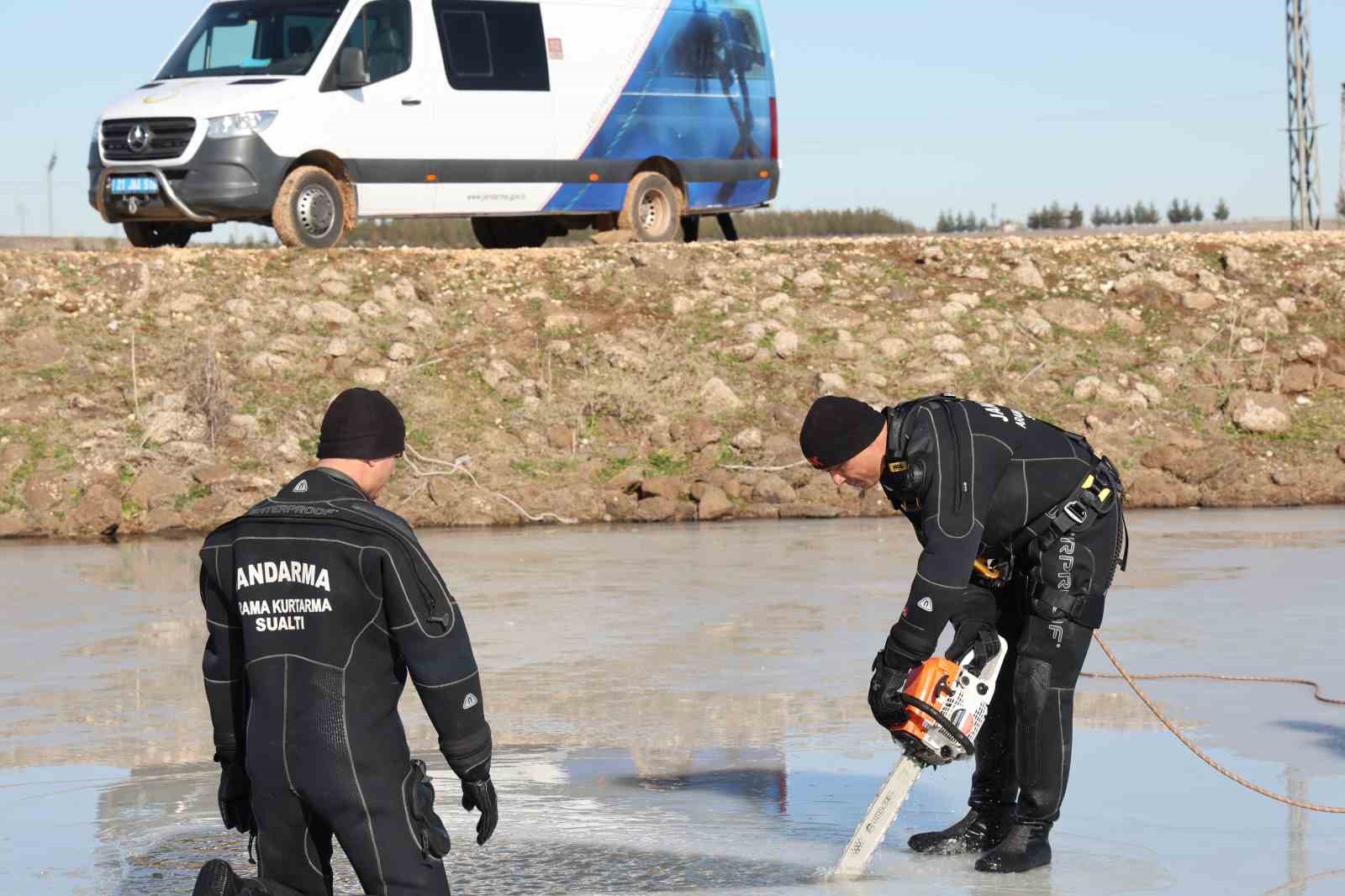 Diyarbakır’da SAK timi arama faaliyetleri esnasında delil de topluyor
