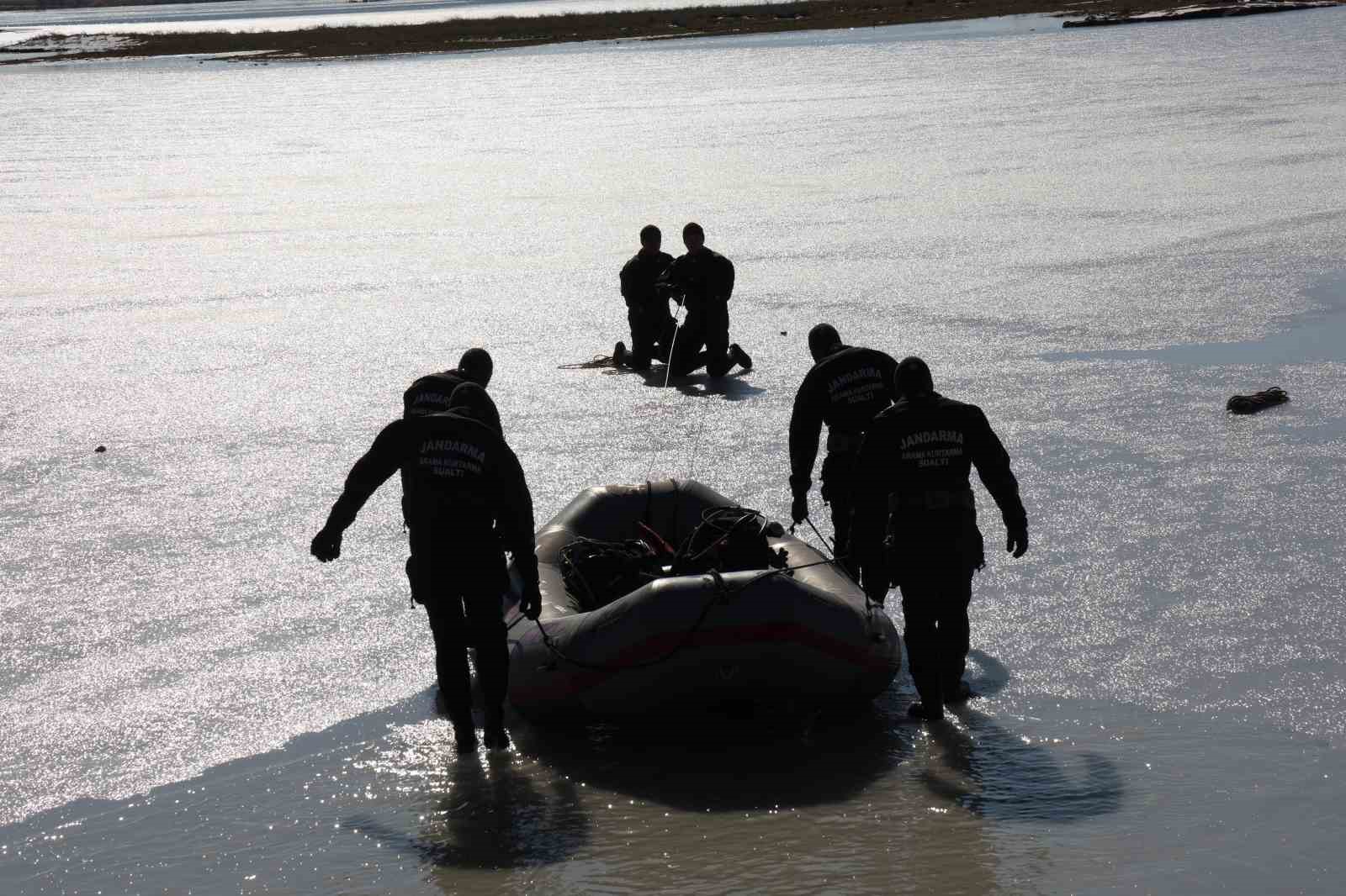 Diyarbakır’da SAK timi arama faaliyetleri esnasında delil de topluyor
