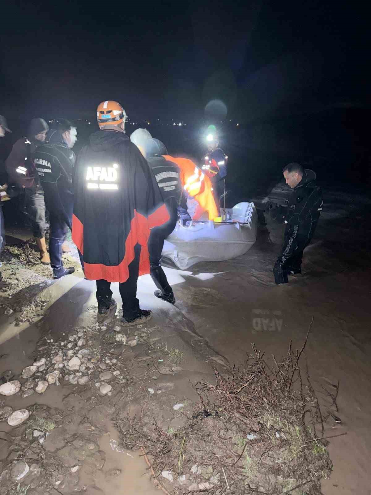 Diyarbakır’da selde mahsur malan çobanı AFAD ve JAK ekipleri kurtardı
