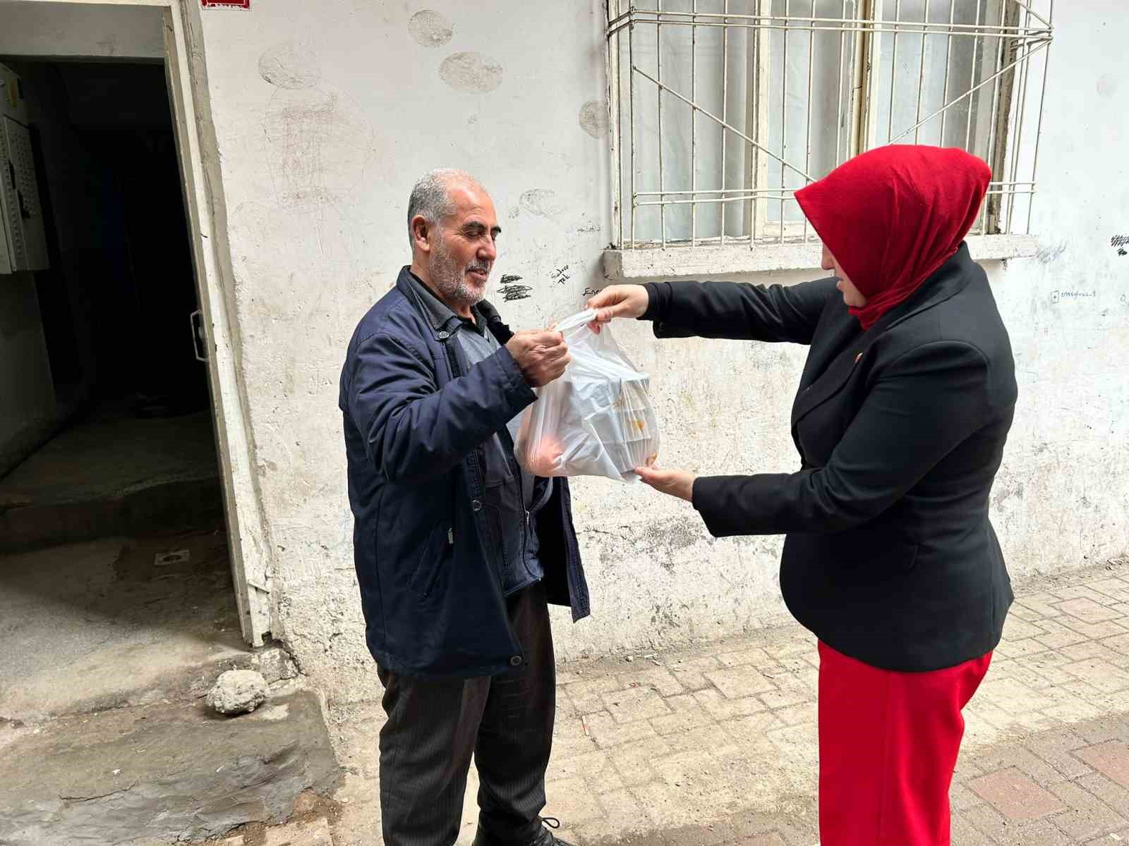 Diyarbakır’da sıcak yemek desteği ihtiyaç sahiplerine umut oluyor
