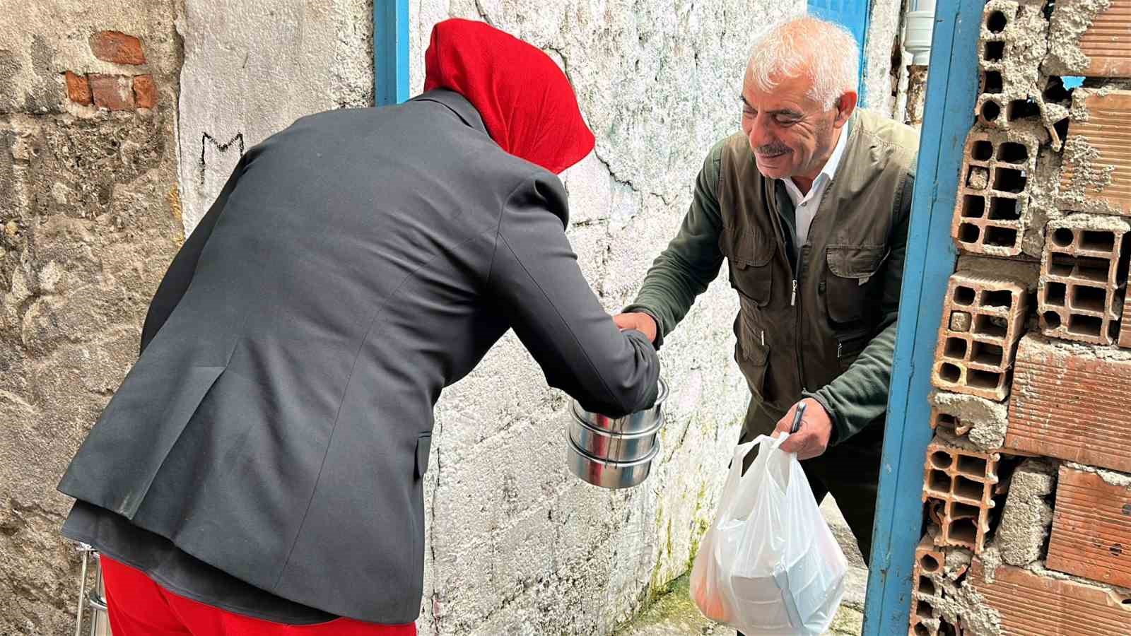 Diyarbakır’da sıcak yemek desteği ihtiyaç sahiplerine umut oluyor
