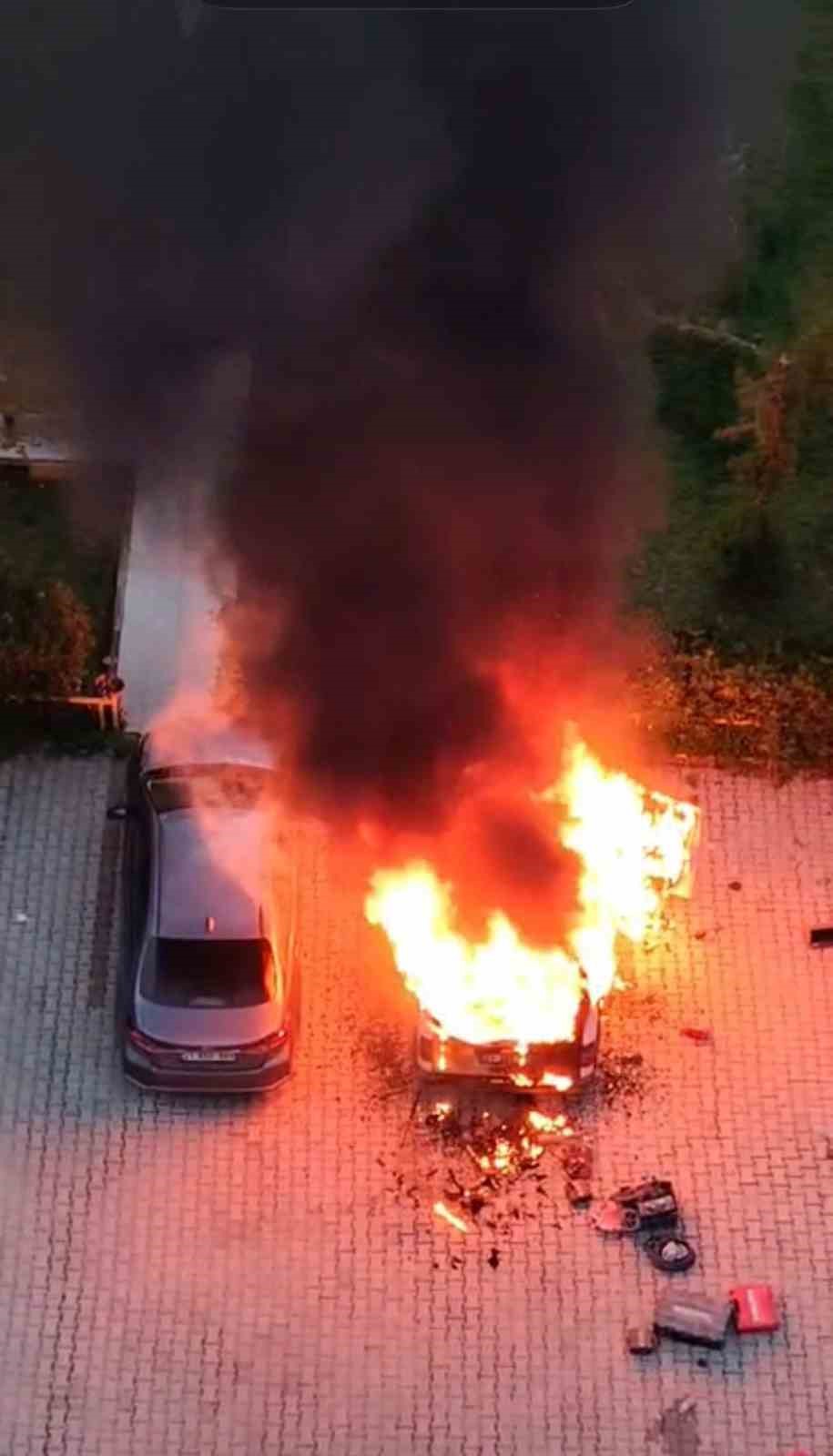 Diyarbakır’da site içinde korkutan yangın: Alevler metrelerce yükseldi, binadakiler tahliye edildi
