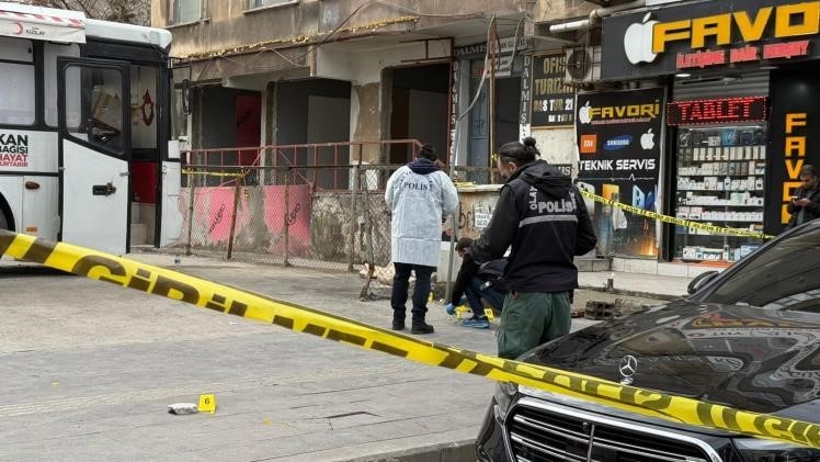 Diyarbakır’da ’tadilat’ nedeniyle çıkan silahlı kavga kameraya yansıdı
